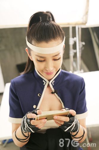 李冰冰拍摄间隙玩《拳皇97OL》