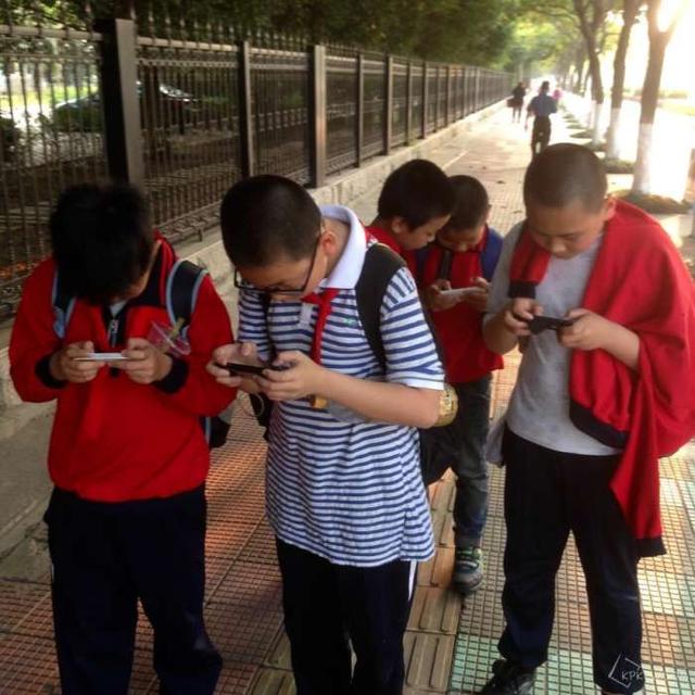 晚上玩英雄联盟游戏不会被坑了！国家要立法管小学生？