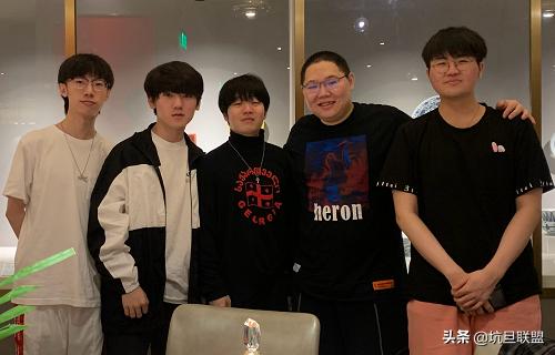 姿态生日会才是真正LPL春晚,RNG和IG选手齐聚,或冒泡赛再相遇