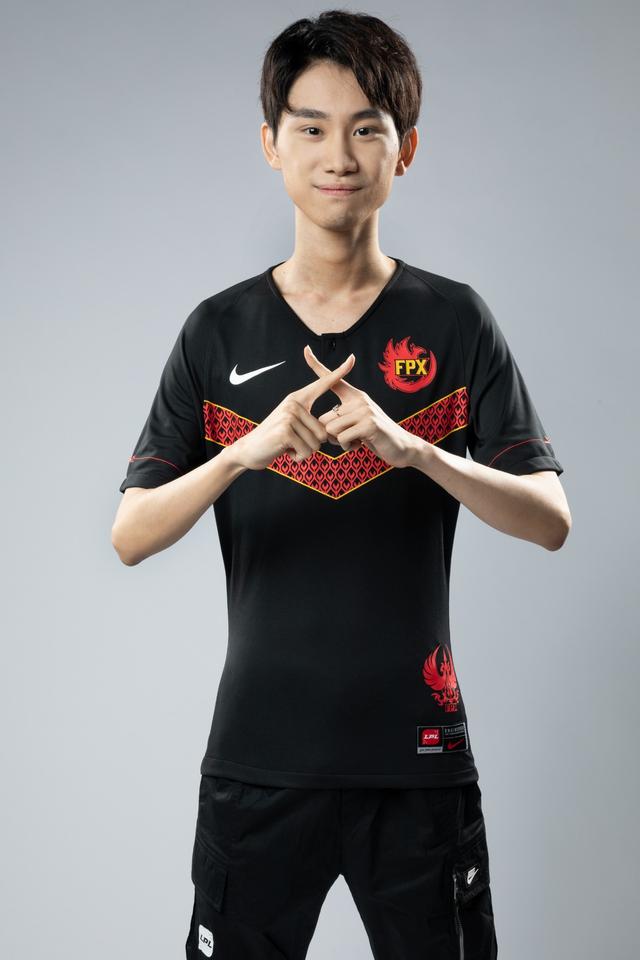 英雄联盟:耐克携手LPL发布全新的LPL队服,这次的新队服怎么样?