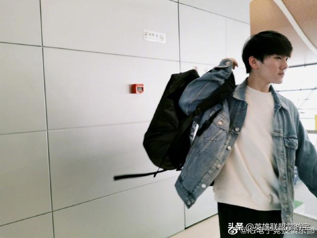 LOL世界赛LPL动态:RNG发布出征海报 iG出发前往柏林