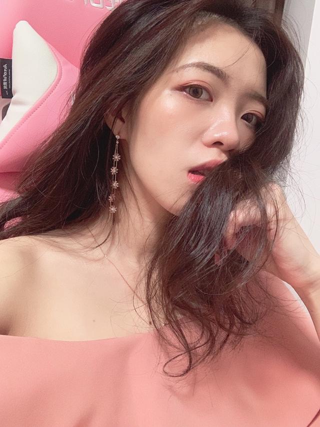 Faker超神拿下MVP,却被S9女主持难住,网友:工地韩语