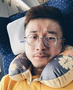 虎牙直播:魔兽世界二细直播间“惊现”女友,面红耳赤关掉摄像头