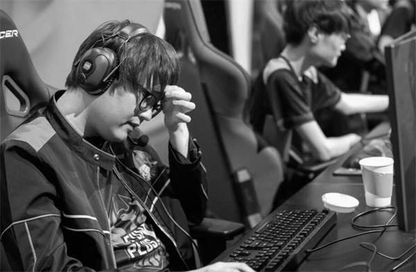 LOL:FPX终圆世界冠军梦 今朝凤鸣震四方
