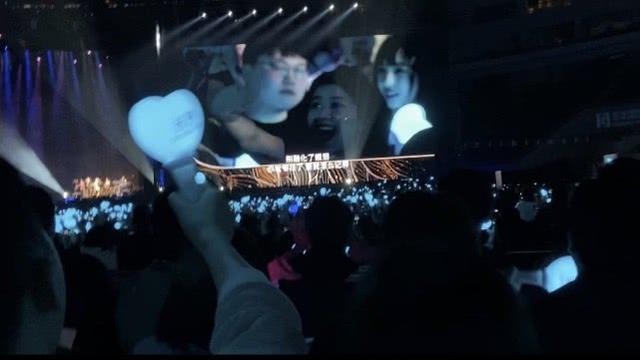 Uzi看周杰伦演唱会被粉丝包抄，主办将他拍上大屏，有牌面