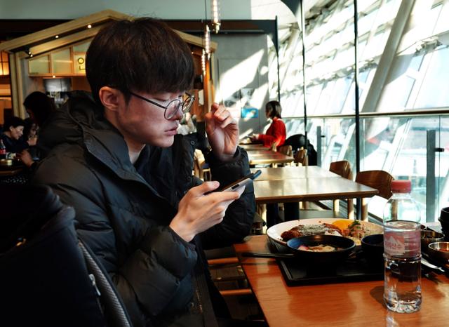 SKT分享Faker候机图,周末前来中国参与线下活动