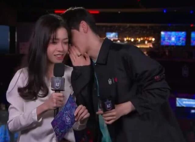 Theshy希然班配上微博热搜,LPL美女主持回应:纯属意外