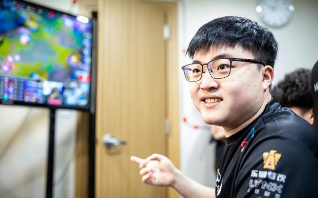 2019微博之夜年度人物投票开启，LPL选手九人上榜，Uzi力压薛之谦