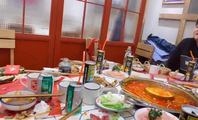尽地求生:职业选手会餐,小海狂吃两个半小时,Tiantian表情亮了