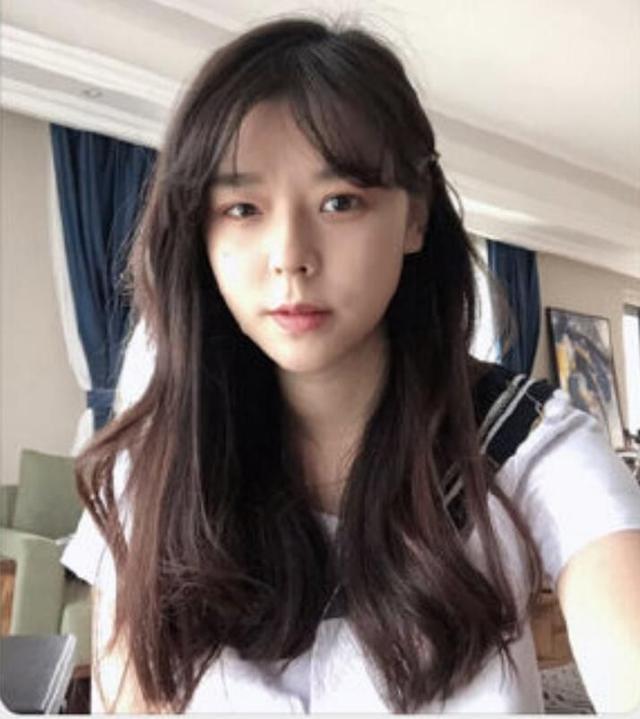 尽地求生:沫子和房管谈天记录曝光,水手服吸引眼球粉丝想高清图