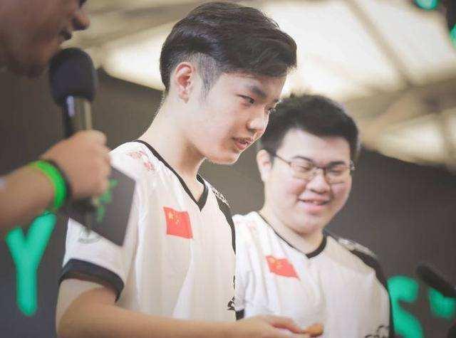 尽地求生:龙神尽再喷孤存,前队友纷繁下场,四个大字标明态度